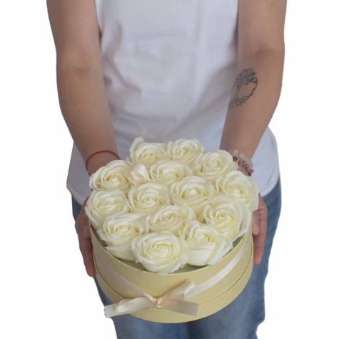 Mýdlové květy růže v dárkovém boxu srdce 13 ks krémové ~ 4