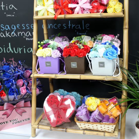 Mýdlové květy růže v dárkové krabičce srdce 24 ks modré ~ 2