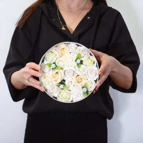 Dárkový box mýdlových květů kulatý bílý a ivory ~ 3