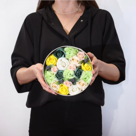 Dárkový box mýdlových květů kulatý žlutý a zelený ~ 3