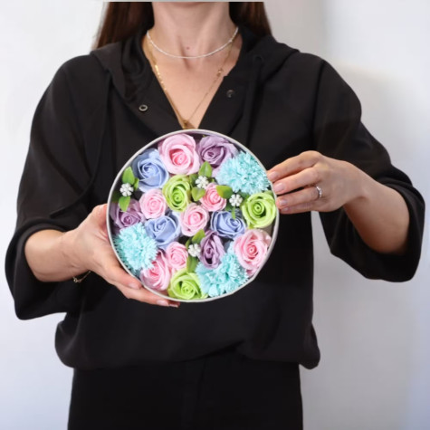 Dárkový box mýdlových květů kulatý mix modrý ~ 3