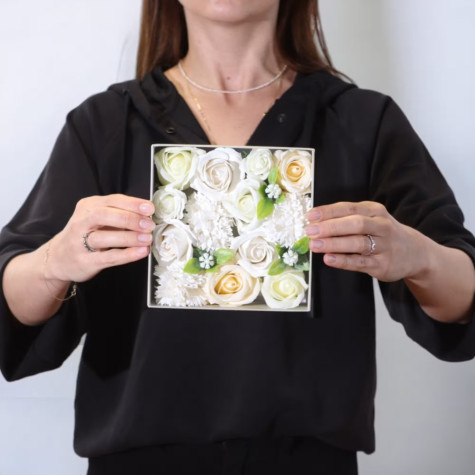 Dárkový box mýdlových květů čtvercový bílý a ivory ~ 3