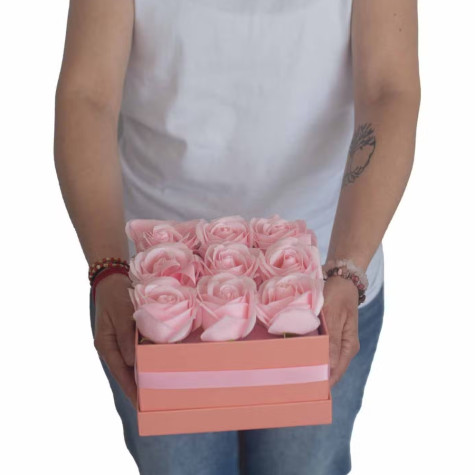 Mýdlové květy růže v dárkovém boxu čtverec 9 ks růžové ~ 4