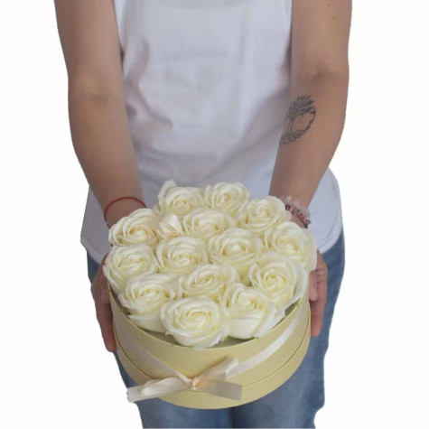 Mýdlové květy růže v dárkovém boxu kruh 14 ks krémové ~ 4