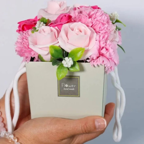 Mýdlové květy v dárkové tašce růže a karafiáty růžové ~ 3