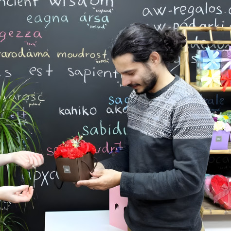 Mýdlové květy v dárkové tašce růže a karafiáty červené ~ 2