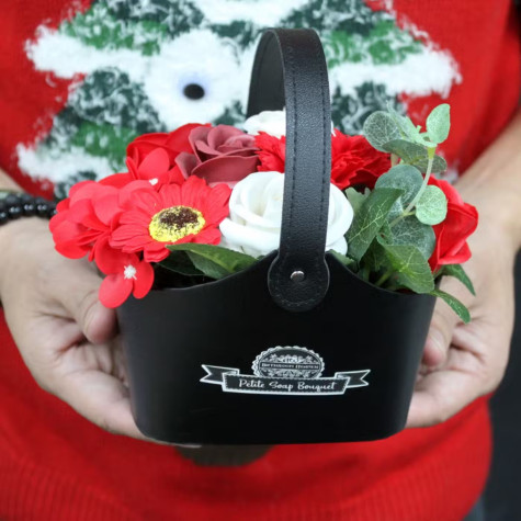 Mýdlová kytice v košíku malá červená ~ 3