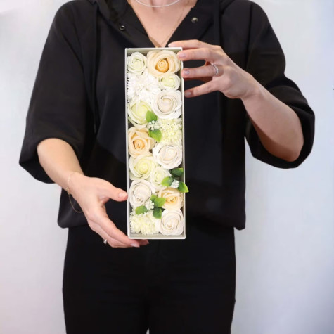 Dárkový box mýdlových květů dlouhý bílý a ivory ~ 3