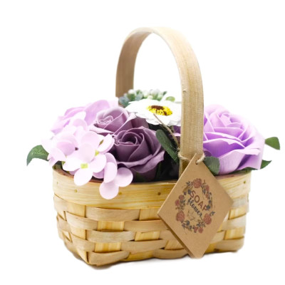 Kytice mýdlových květů v proutěném koši střední fialová