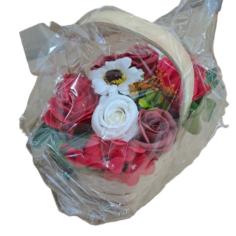 Kytice mýdlových květů v proutěném koši střední červená ~ 4