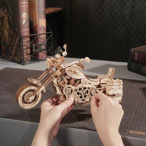 RoboTime 3D dřevěná mechanická skládačka Motorka Cruiser ~ 2