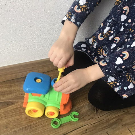 Šroubovací hračka pro děti - mašinka